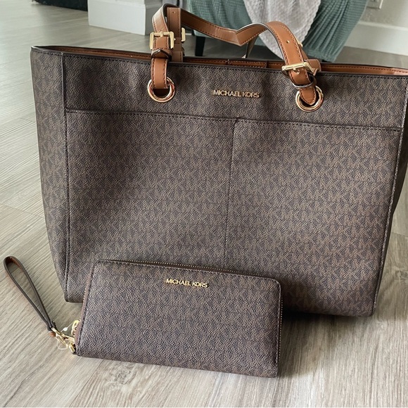 NWOT Michael Kors Large Commuter Bag Brown and wallet - Picture 1 of 17
